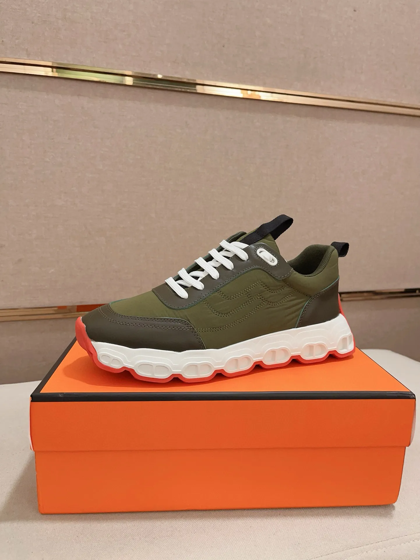 Factory price: 460💰《HERMES》【Classic Original Version】Hermès; Top 🔝 Purchasing Agency 🔍🔍 Men's latest 🇺🇸 counters are on sale simultaneously, original imported from Italy ▲▲First-layer cowhide ▲▲ (high-end, extravagance and class) times) Exquisite workmanship (Italian 🇮🇹Imported water-dyed 🐂cowhide lining) sole: Original sole provided by the original factory, ⚠️exclusive double-layer activity·TPR·rubber·combined molded outsole; super comfortable·wear-resistant·non-slip·environmental protection The real thing is more beautiful if you take the real thing (high quality, follow the order), you can enter and exit the counter at will * Number of yards: 38·39·40·41·42·43·44# (can be customized 45.)